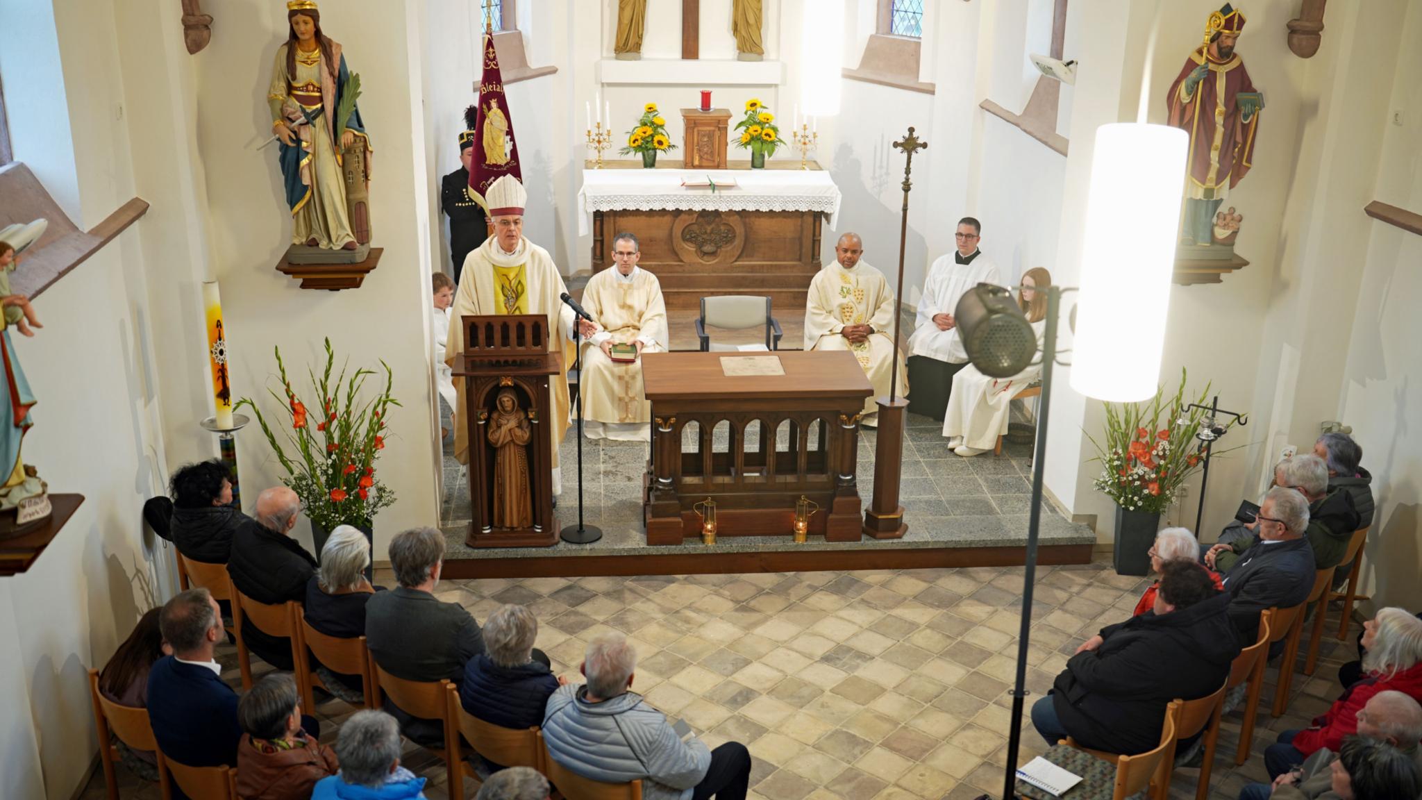 Weihbischof Jörg Michael Peters predigt im Gottesdienst zur Wiedereröffnung der St.-Barbara-Kirche am neuen Ambo